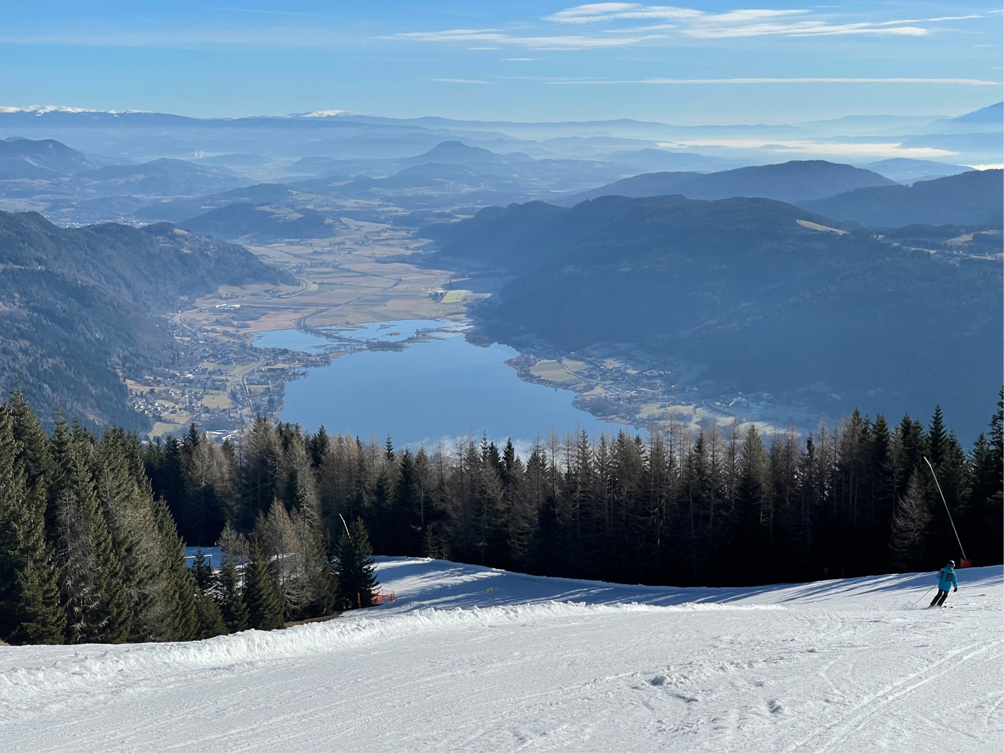 Skihotel an der Piste, Abfahrt mit Blick auf den Ossiacher See