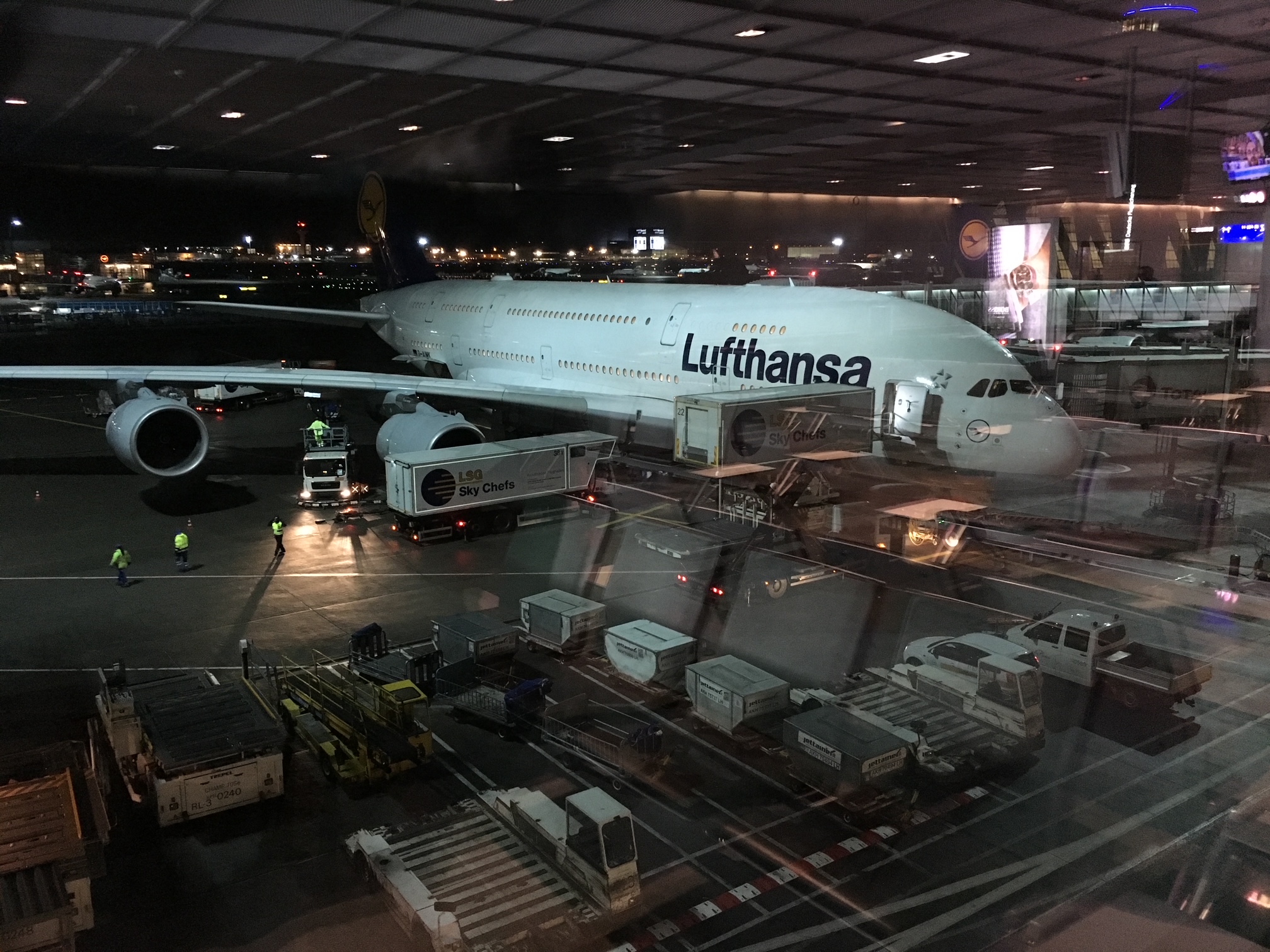Eigene Reisefotografie: Lufthansa-Großraumflugzeug am Flughafen während der Abfertigung